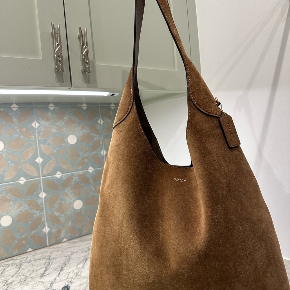 COACH
Brooklyn Extra-Large Suede Shoulder Bag 39 - Picture 4 of 14